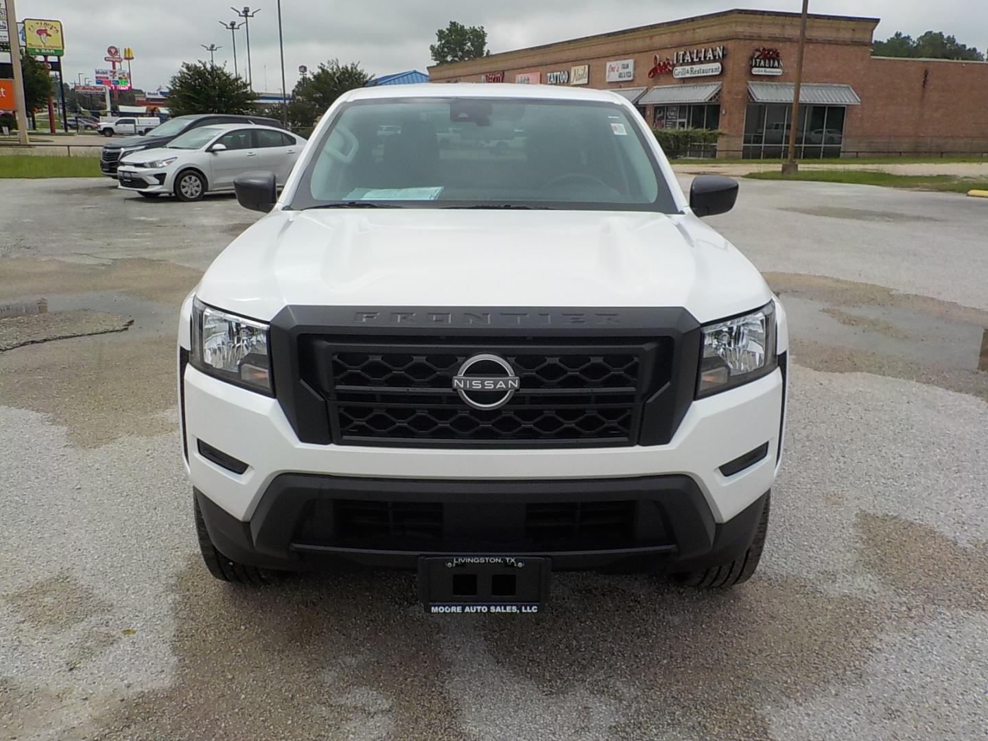 2024 White /Gray Nissan Frontier s (1N6ED1EJXRN) with an 3.8L V6 engine, Automatic transmission, located at 1617 W Church Street, Livingston, TX, 77351, (936) 327-3600, 30.710995, -94.951157 - ONE OWNER!! LOW MILES!! CREW CAB!! - Photo#2